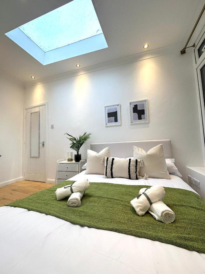 Modern Room In Spacious Home لندن المظهر الخارجي الصورة