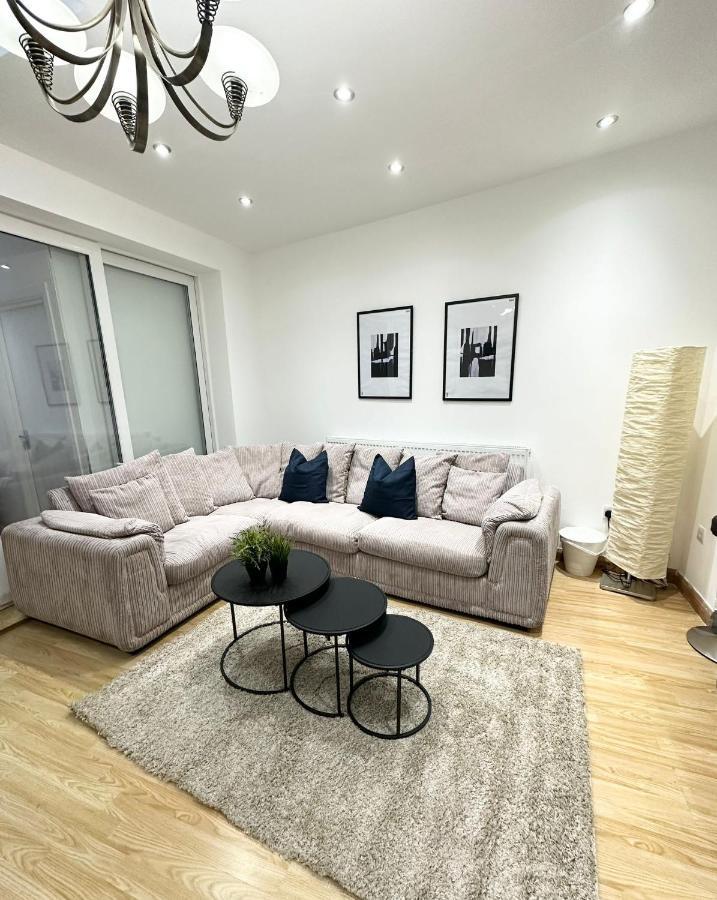Modern Room In Spacious Home لندن المظهر الخارجي الصورة
