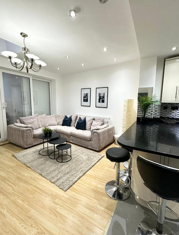 Modern Room In Spacious Home لندن المظهر الخارجي الصورة